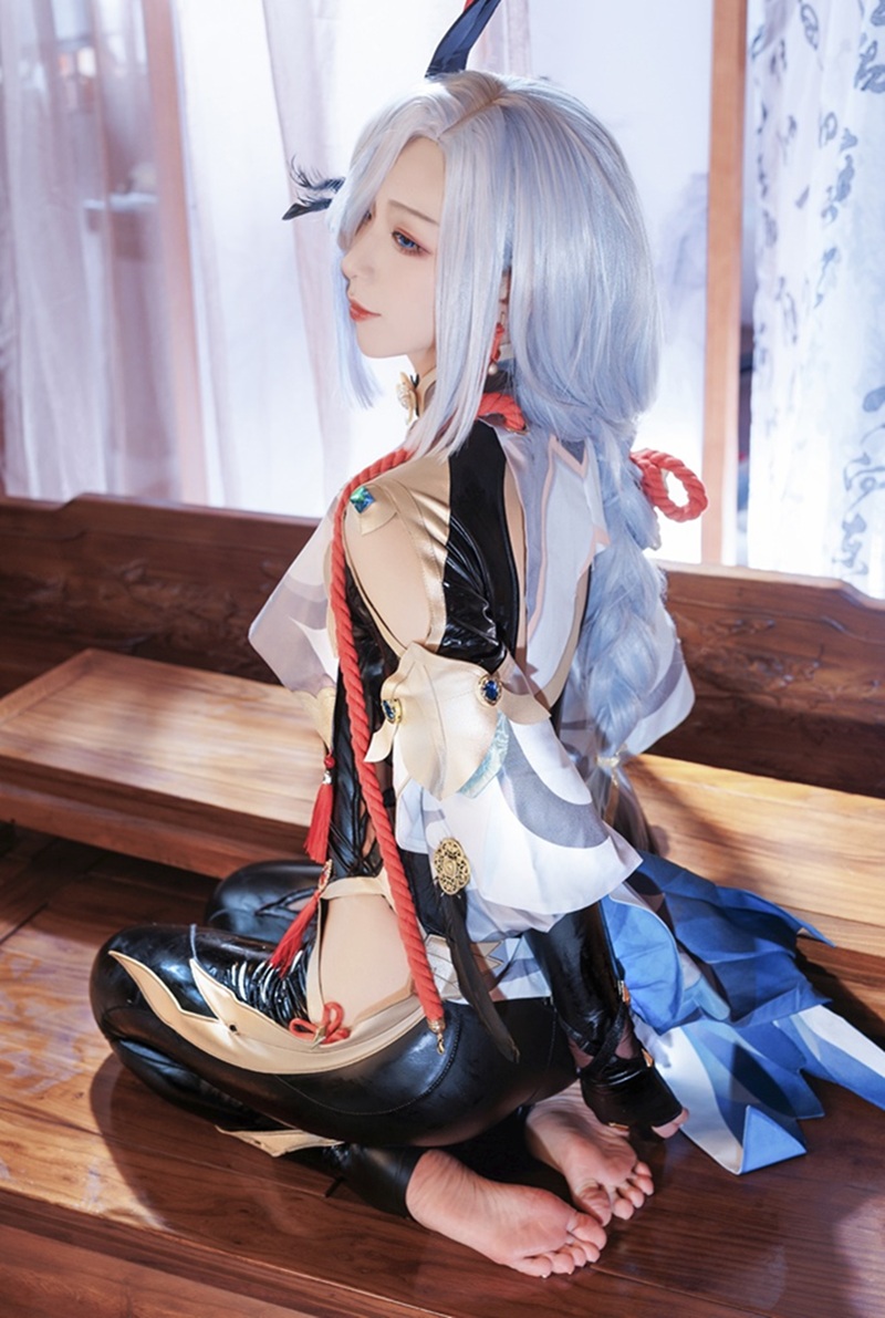 Ảnh cosplay Shenhe mắt dâm nhìn camera