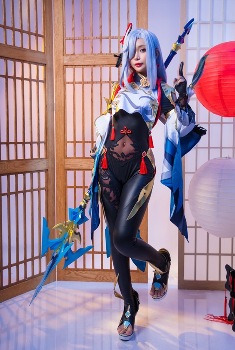 Ảnh cosplay Shenhe mặc đồ lót hở hang
