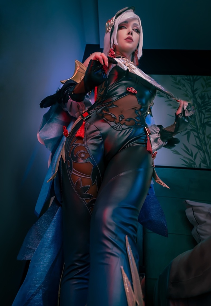Ảnh cosplay Shenhe mặc đồ mỏng ướt dính