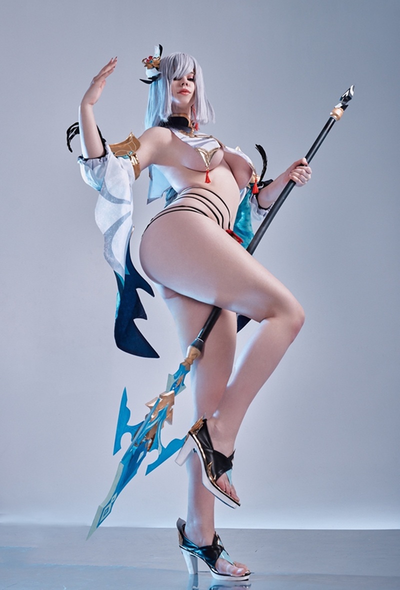 Ảnh cosplay Shenhe mông to bị nắm chặt