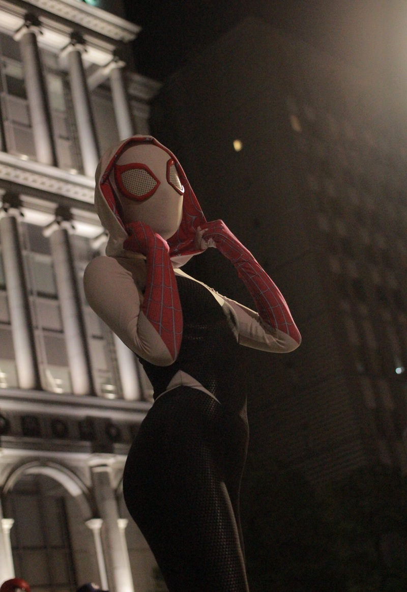 Ảnh Cosplay Spider Girl tóc bay trong gió, tư thế nhảy cao