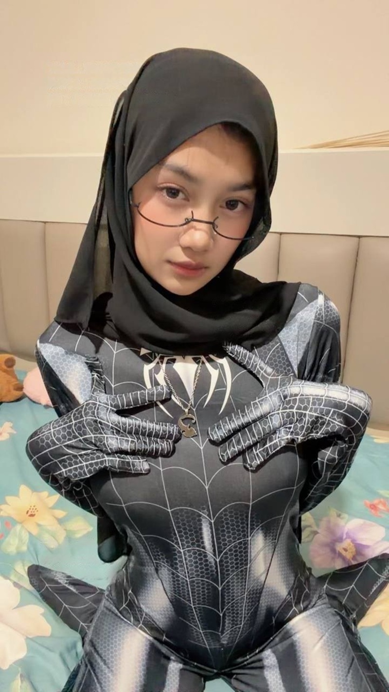 Ảnh Cosplay Spider Girl close-up đôi mắt sau kính, thần thái quyến rũ