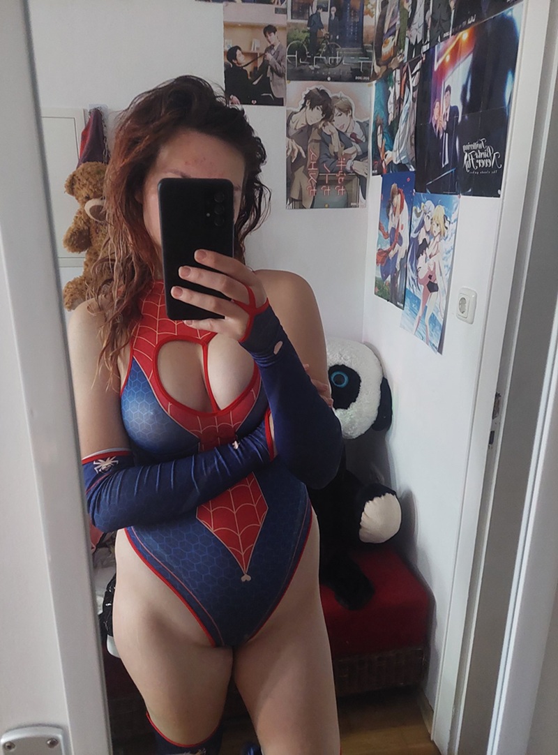 Ảnh Cosplay Spider Girl mặc bodysuit đỏ, tôn dáng mông cong