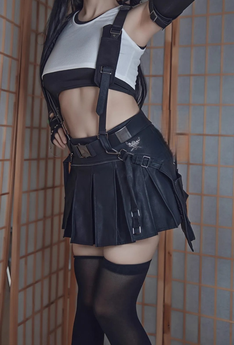 Ảnh Cosplay Tifa Lockhart R34 liếm môi dâm
