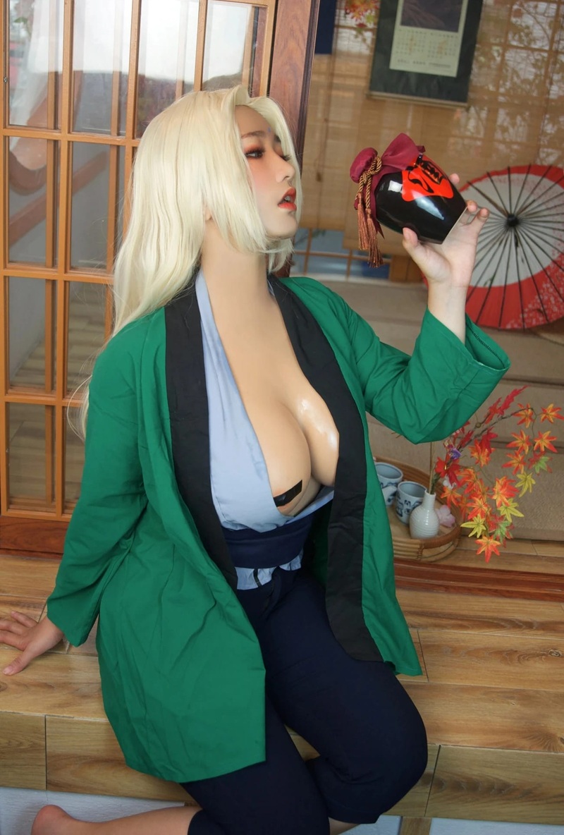 Ảnh cosplay Tsunade quyến rũ, áo khoác xanh lá và dấu ấn ngực nổi bật