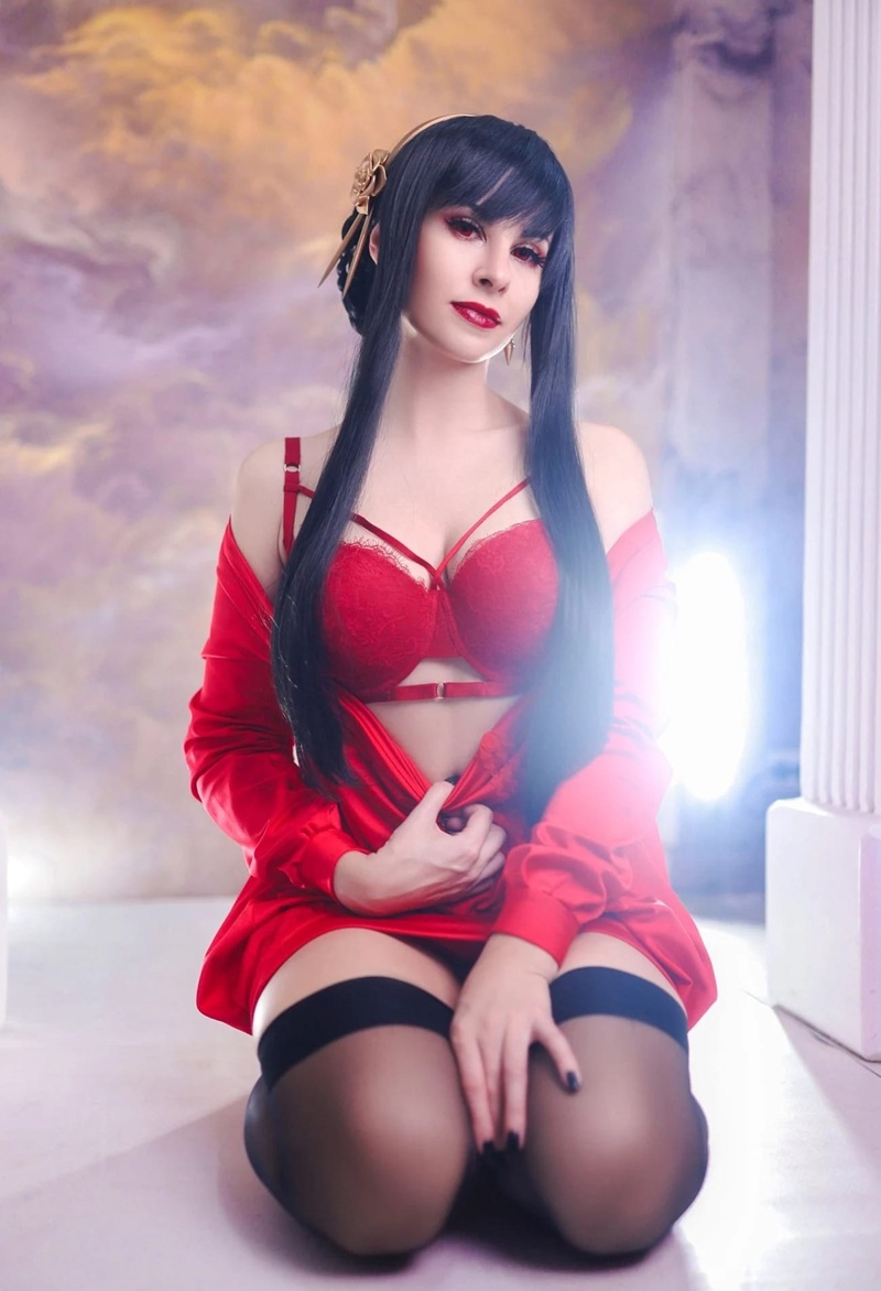 Cosplay Yor Forger by night, ánh sáng neon nổi bật đường cong cơ thể