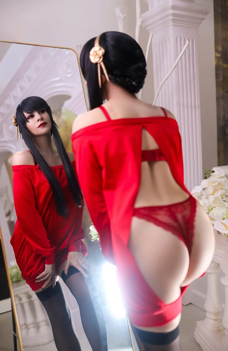 Cosplay Yor Forger siêu thực, makeup chuyên nghiệp và váy dạ hội đen