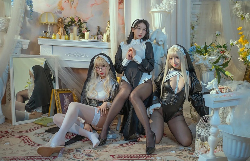 Ảnh Cosplay Nun 18 mặc đồ lót mỏng