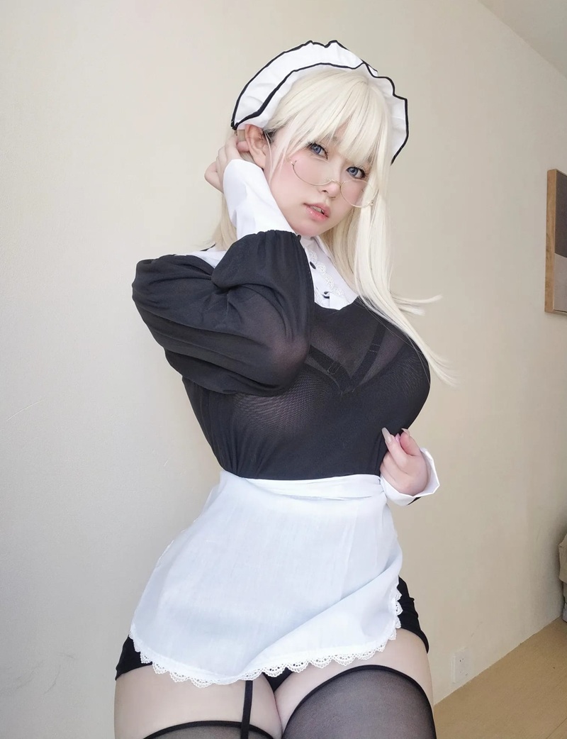 Ảnh Cosplay Nun 18 ngực trần lộ núm hồng