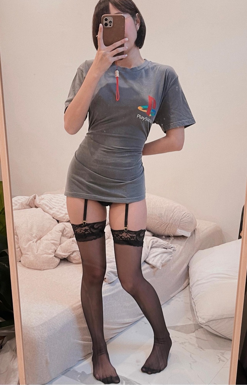 Deerlong OnlyFans leak khoe chân dài và lưng trần