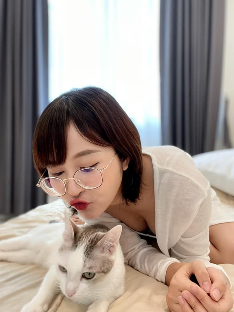 Deerlong leak tóc ngắn đen, nằm trên giường gợi cảm