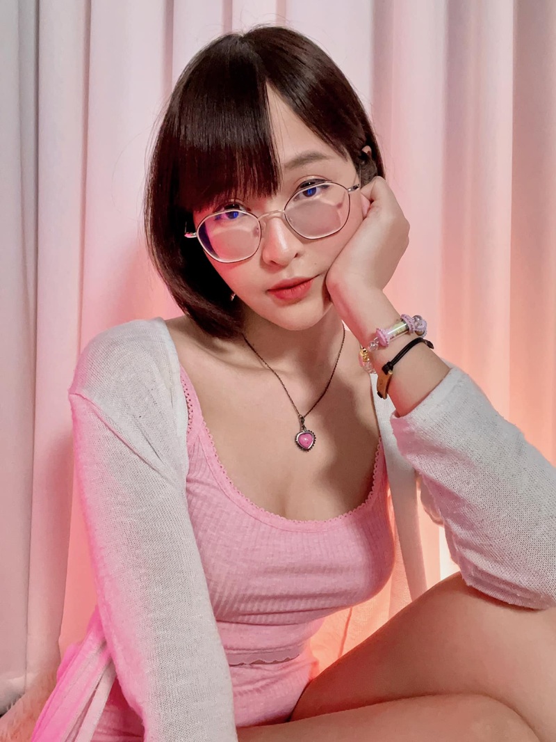 Ảnh nóng Deerlong OnlyFans, mặc áo croptop hở ngực
