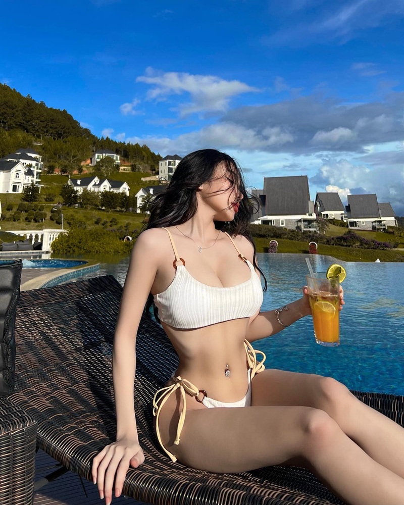 Vú to Dương Mỹ Diện bị mút mạnh đỏ hoe