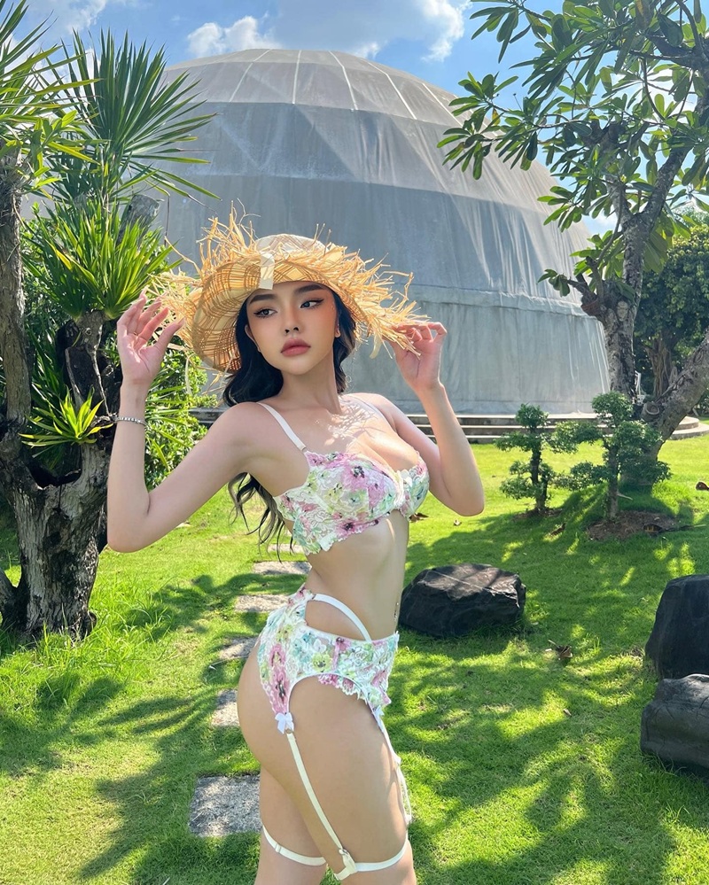 Nứng điên cặc to xuyên lồn Dương Mỹ Diện