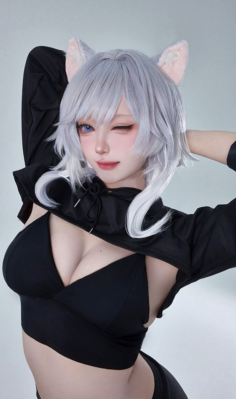 Gái xinh cosplay bikini string lộ đường cong