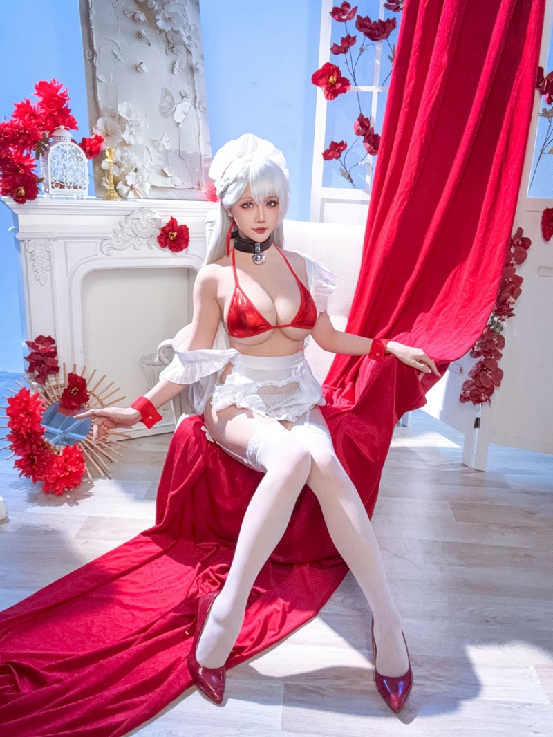 Gái xinh cosplay vú to khoe khe ngực sâu