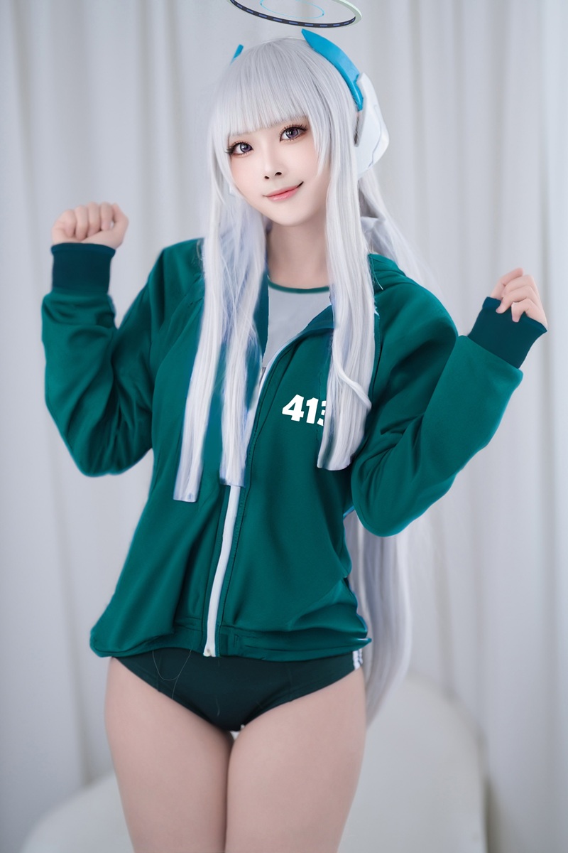 Gái xinh tracksuit ướt át phun tinh nóng