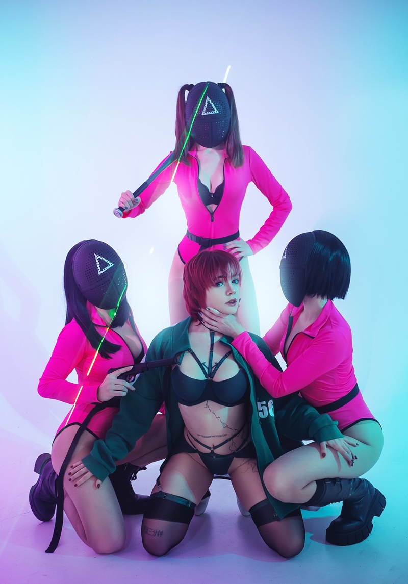 Cosplay Squid Game hai chân giơ cao chờ đụ
