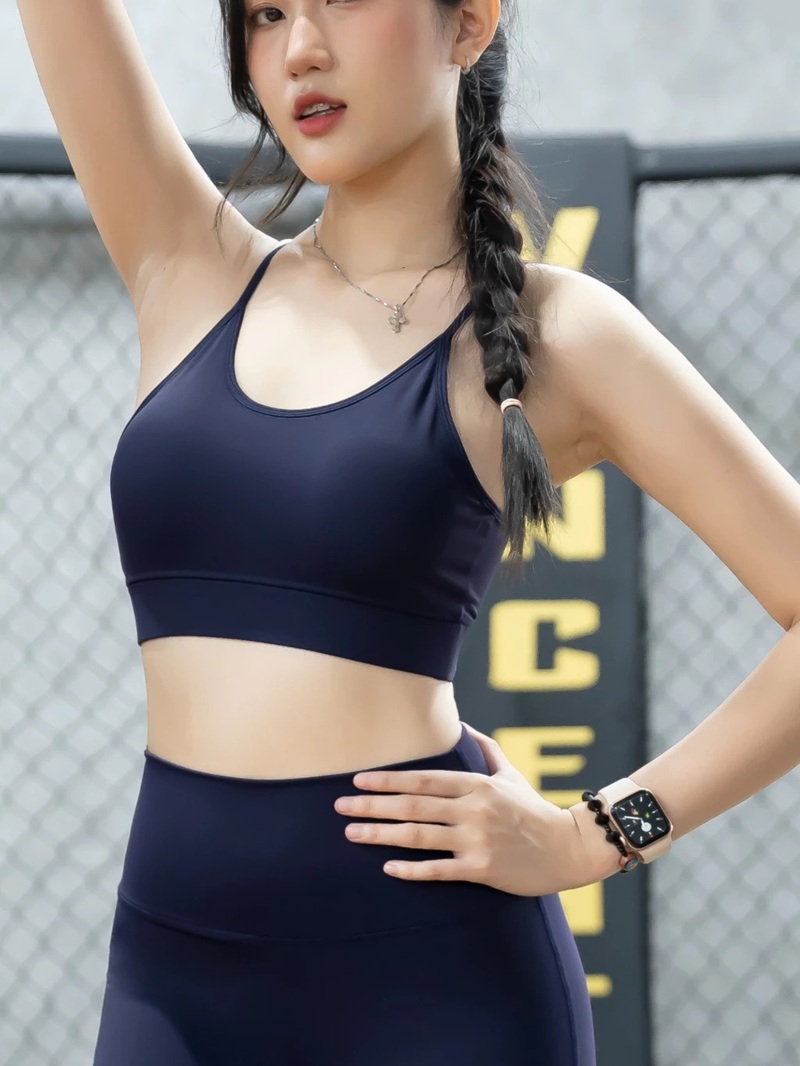 Ảnh gái xinh tập gym doggy squat khoe đít