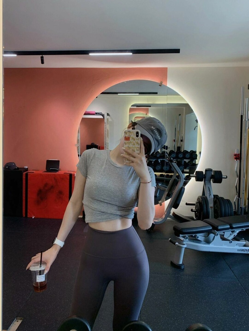 Ảnh gái xinh tập gym quỳ bú cu trong gym