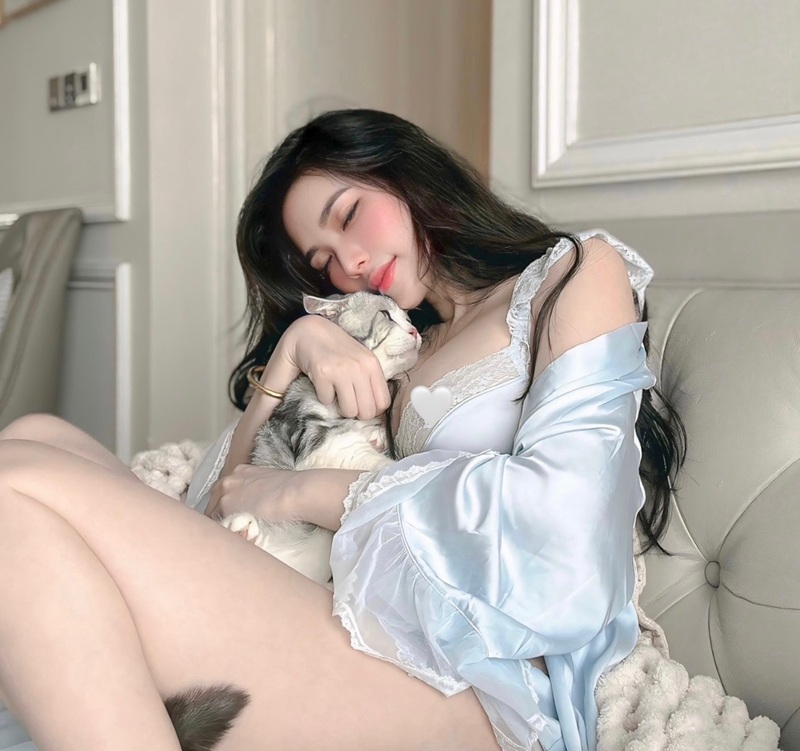 Hoàng Nhân Linh Chi cosplay maid outfit ngọt ngào
