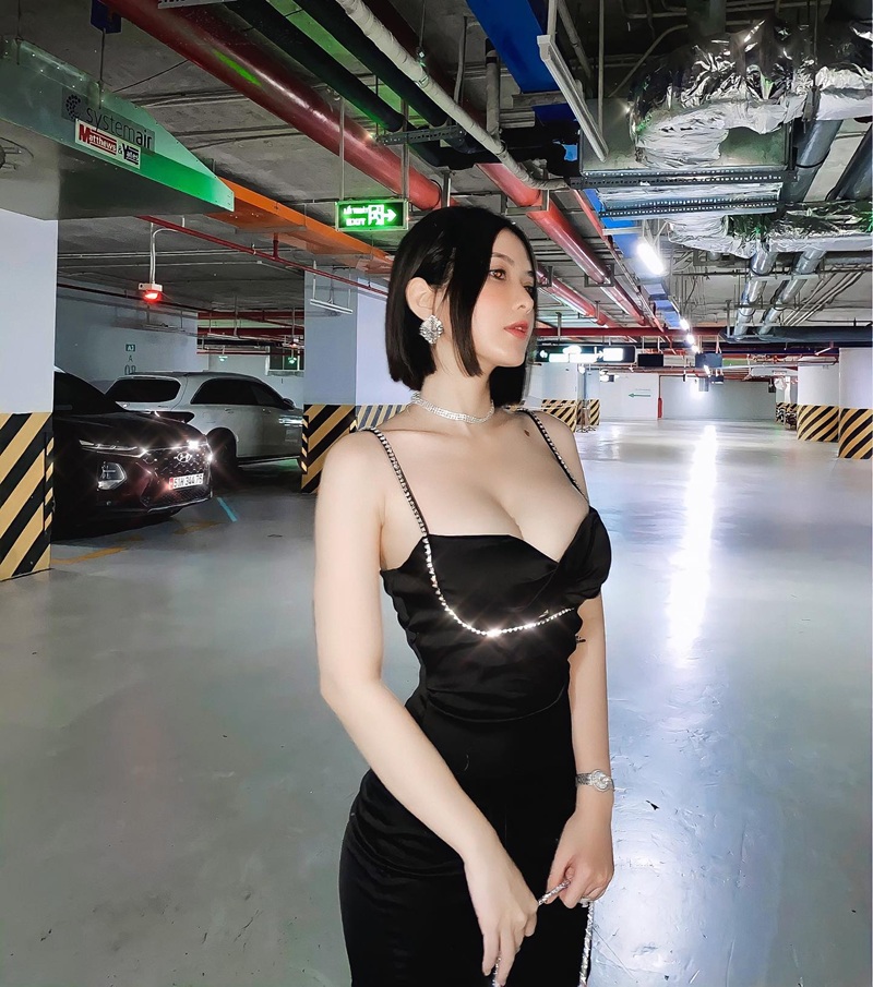 Hoàng Nhân Linh Chi pose ngồi dạng chân khoe hàng