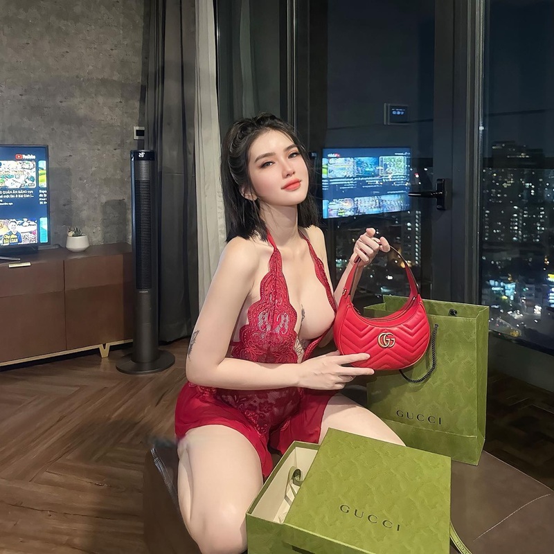 Hoàng Nhân Linh Chi body đồng hồ cát hoàn hảo