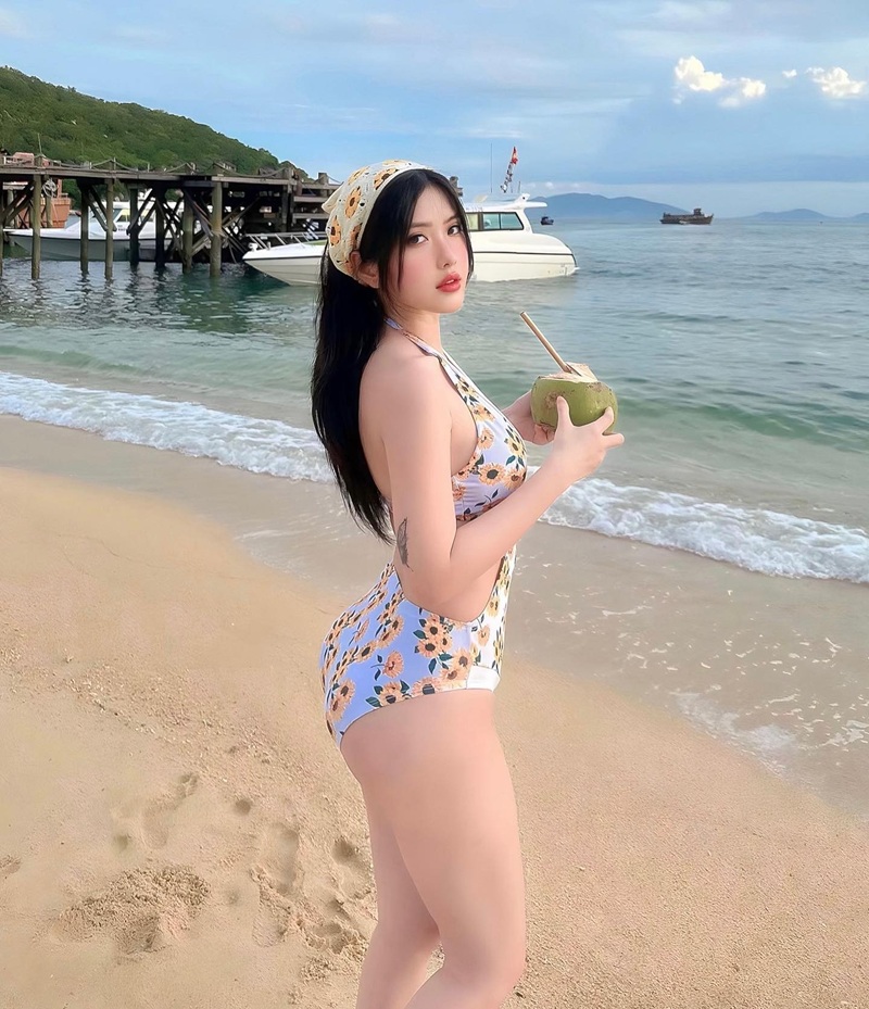 Hoàng Nhân Linh Chi mặc váy babydoll trong suốt