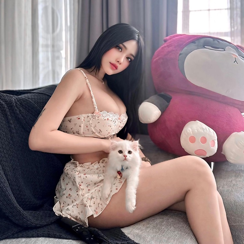 Linh Chi Onlyfans leak mặc váy ngắn