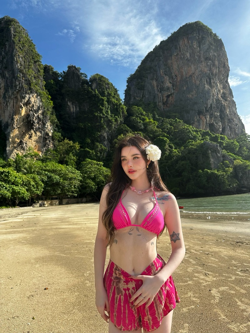 Ảnh Jessie Vard ngực nở đầy đặn quyến rũ
