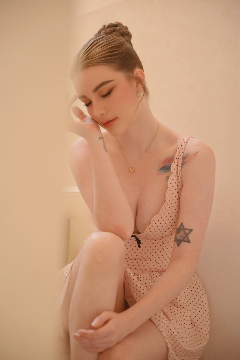 Jessie Vard khoe đường cong hoàn hảo ảnh Jessie Vard