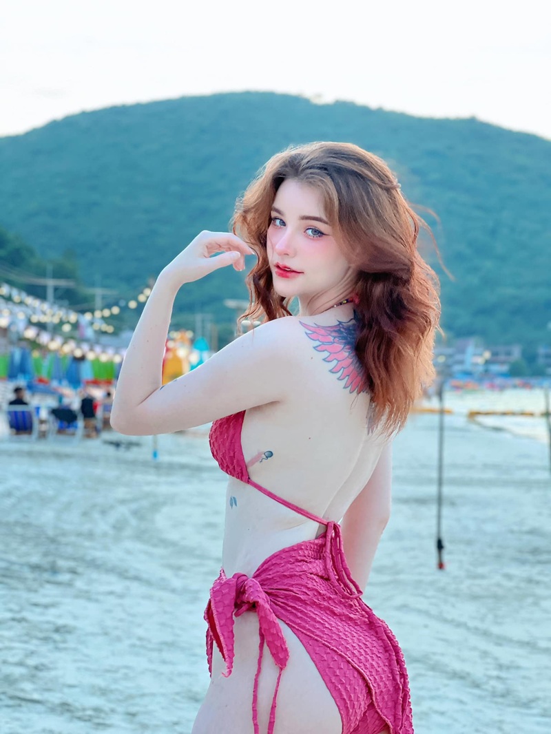 Pose gợi cảm đầy mê hoặc ảnh Jessie Vard