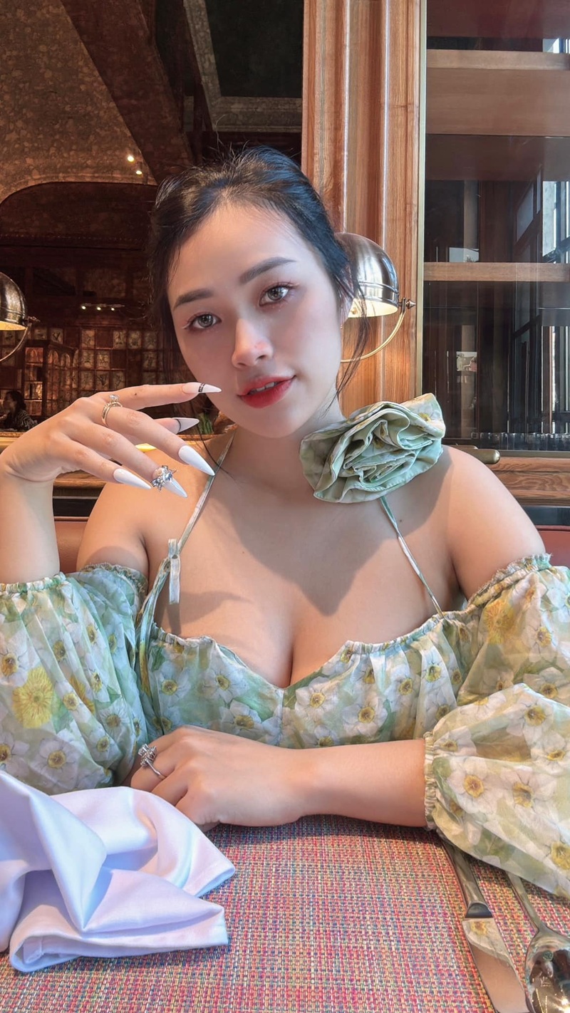 Kiều Oanh hot girl khoe ngực đẹp