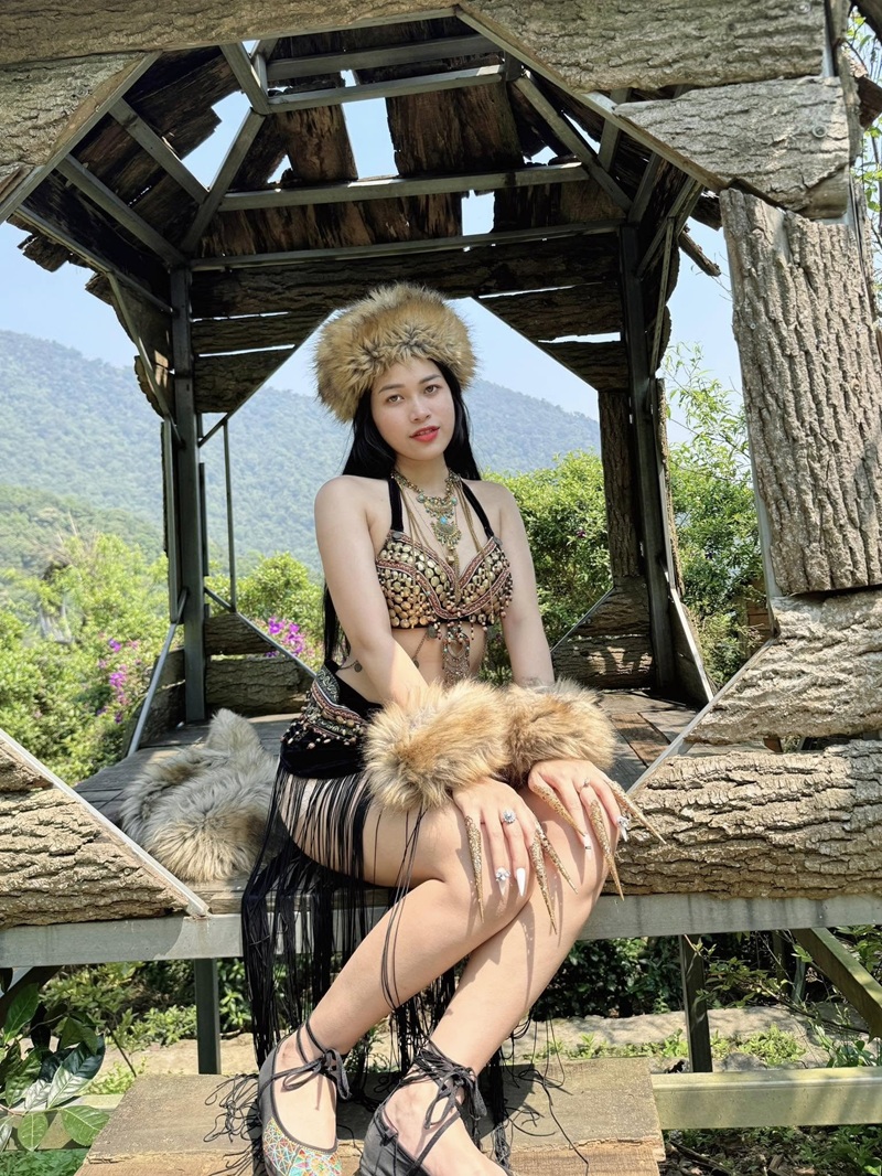 Kiều Oanh So Hot body oil bóng mịn