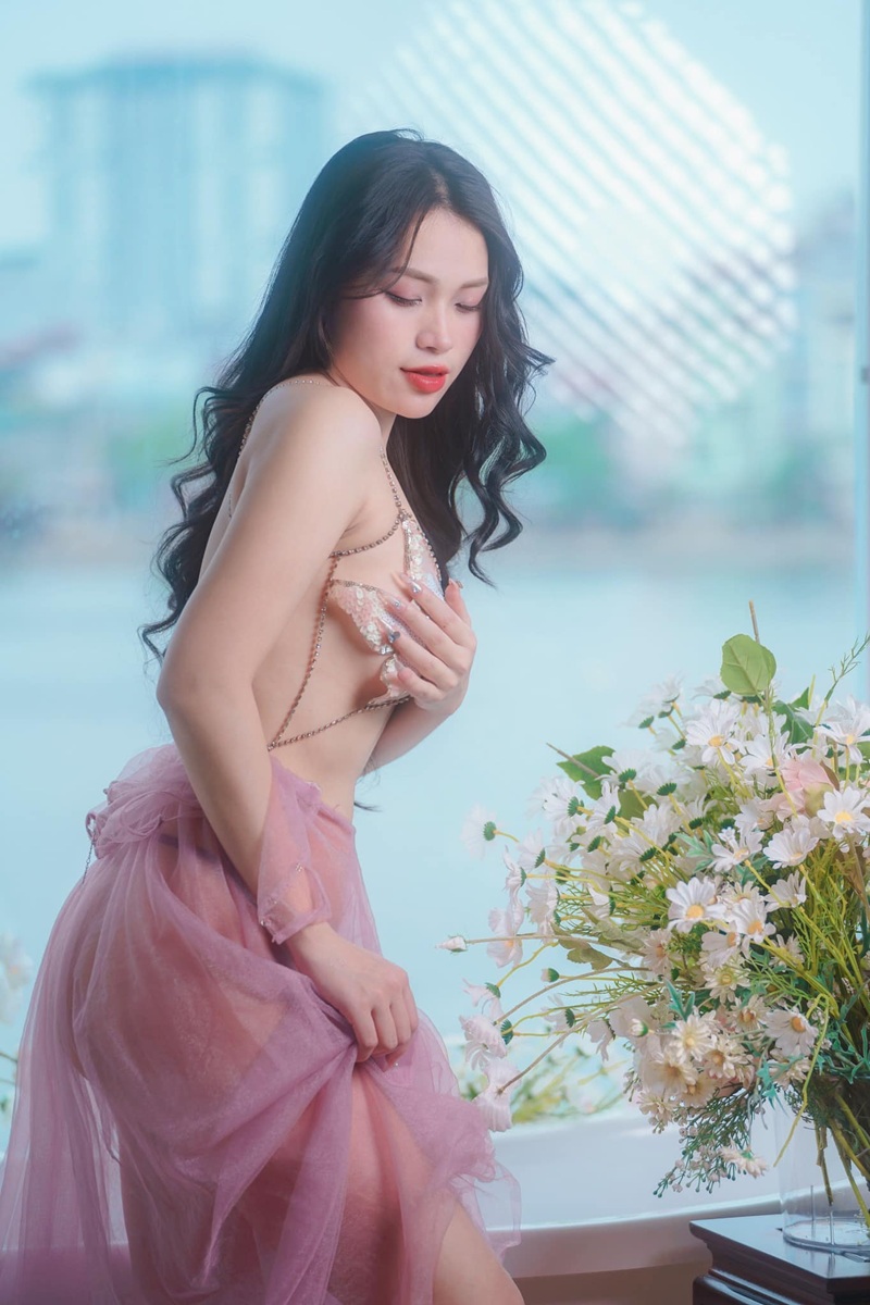 Ảnh Kiều Oanh So Hot khoe mông cong