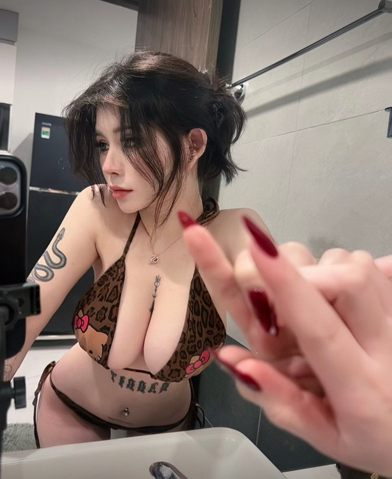 selfie gương với đồ lót ren đỏ Kim Yến Thor Leak