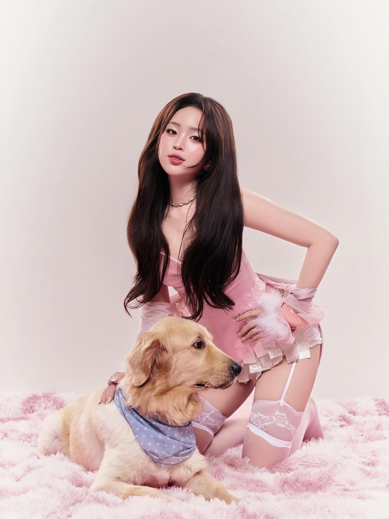 Ảnh Lê Phương Anh đang vuốt ve thân thể