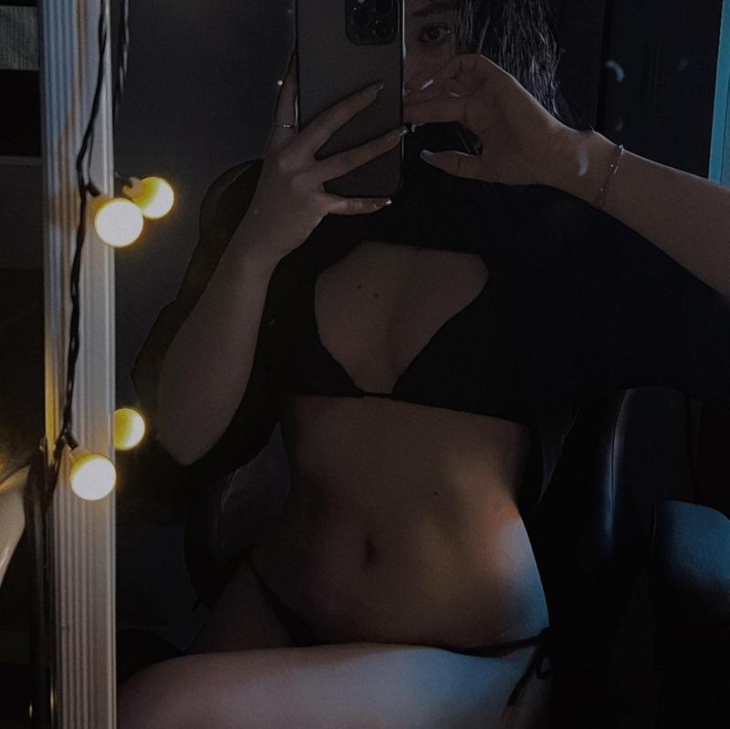Ảnh Lê Trinh mặc bikini thần thái dâm