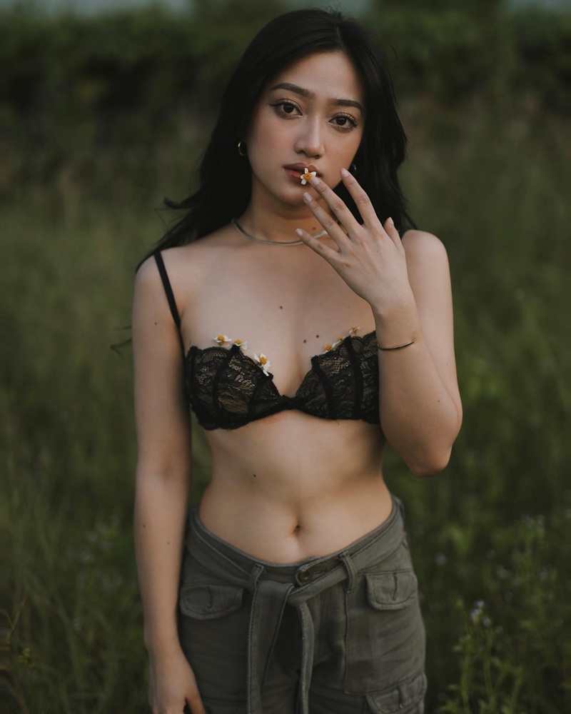 Ảnh Lê Trinh mặc bikini bikini mỏng tang