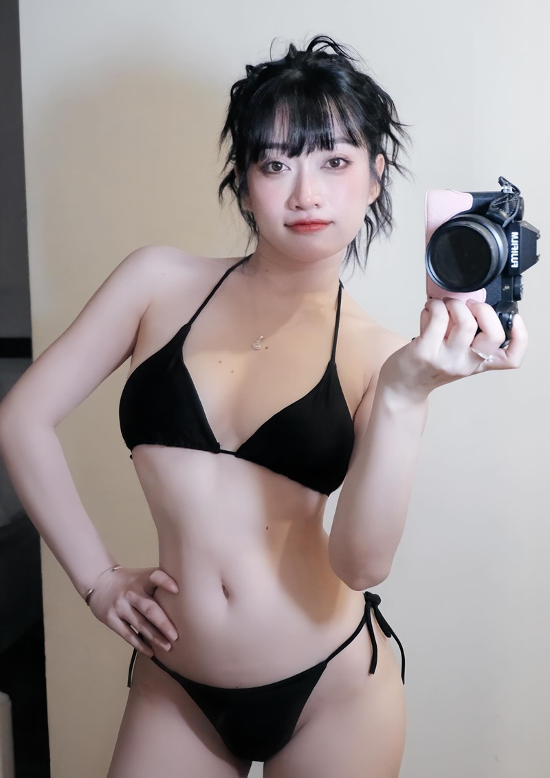 Ảnh Lê Trinh mặc bikini nhìn thèm thuồng