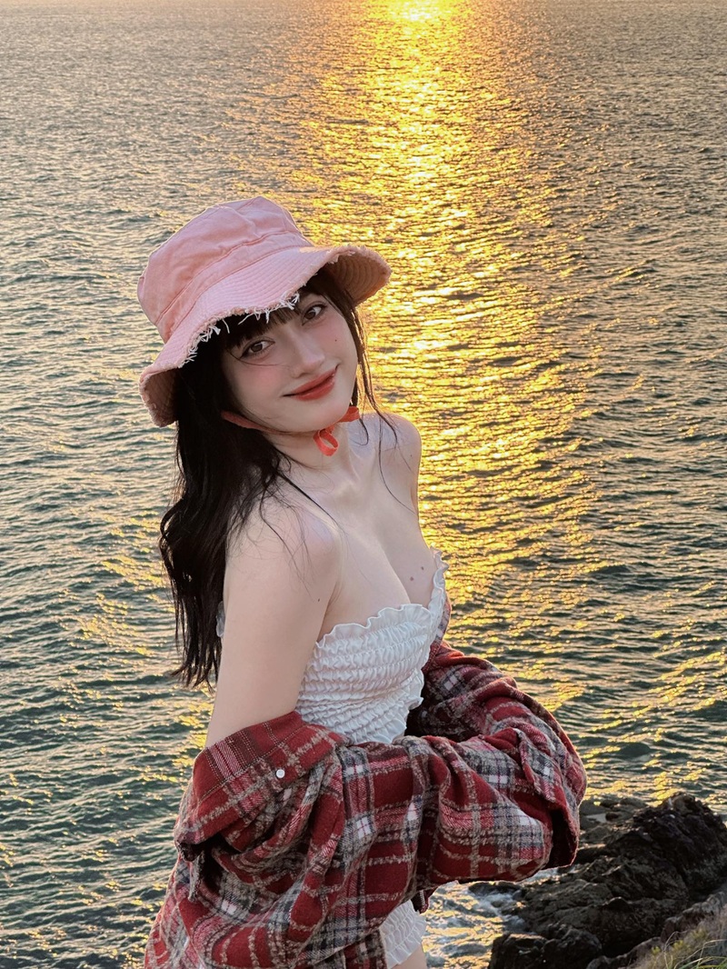Ảnh Lê Trinh mặc bikini ngực căng mọng