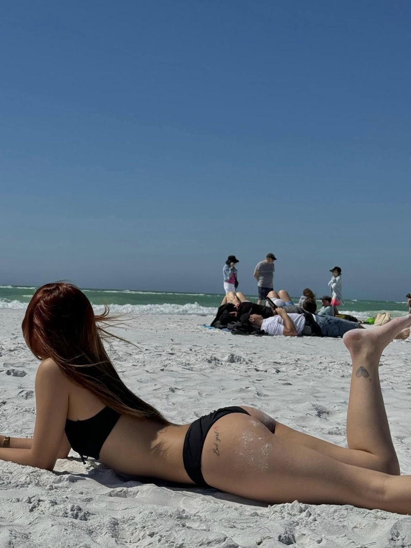 Ảnh Louis Phạm khoe vòng một gợi cảm