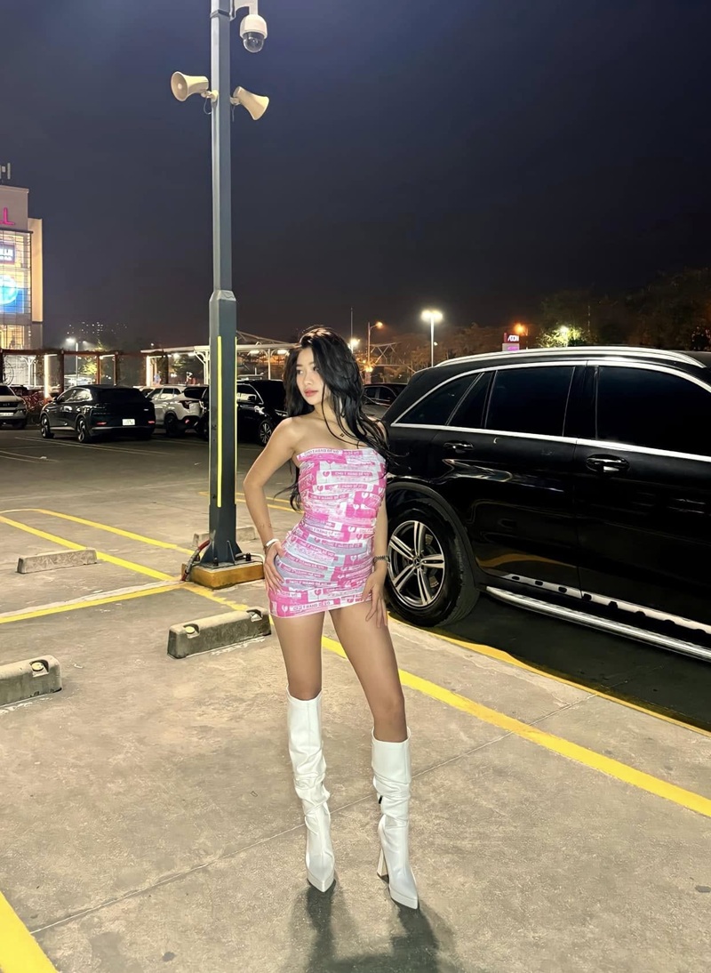 Ảnh đẹp Louis Phạm khoe mông cong