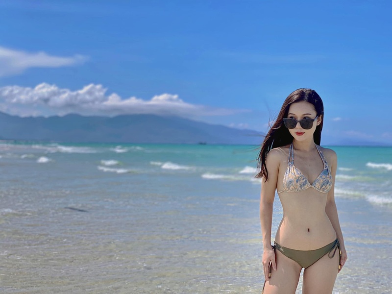 Ảnh Ngọc Anh Darling liếm môi nhìn dâm dục