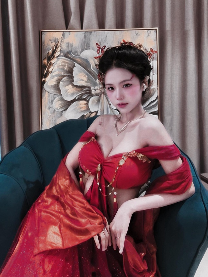 Ảnh Nguyễn Hữu Kiều Oanh ngực to căng mọng quyến rũ
