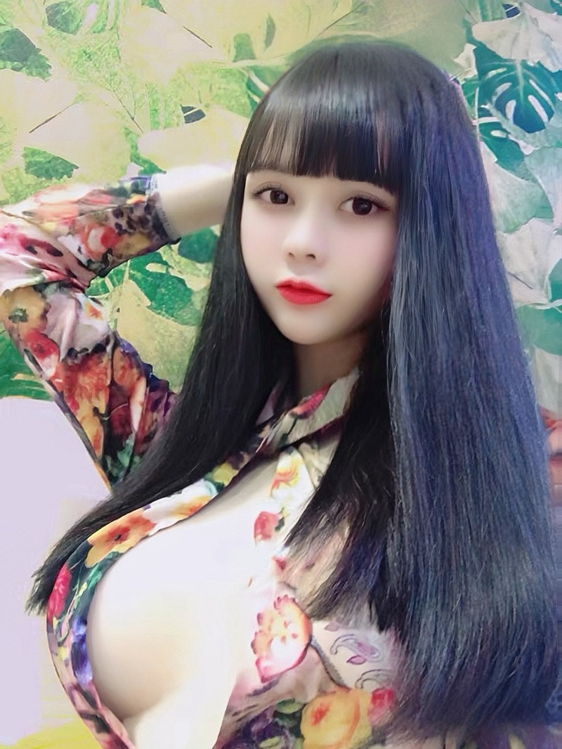 Nguyễn Ngọc Kim Thảo hotgirl khoe làn da rám nắng quyến rũ