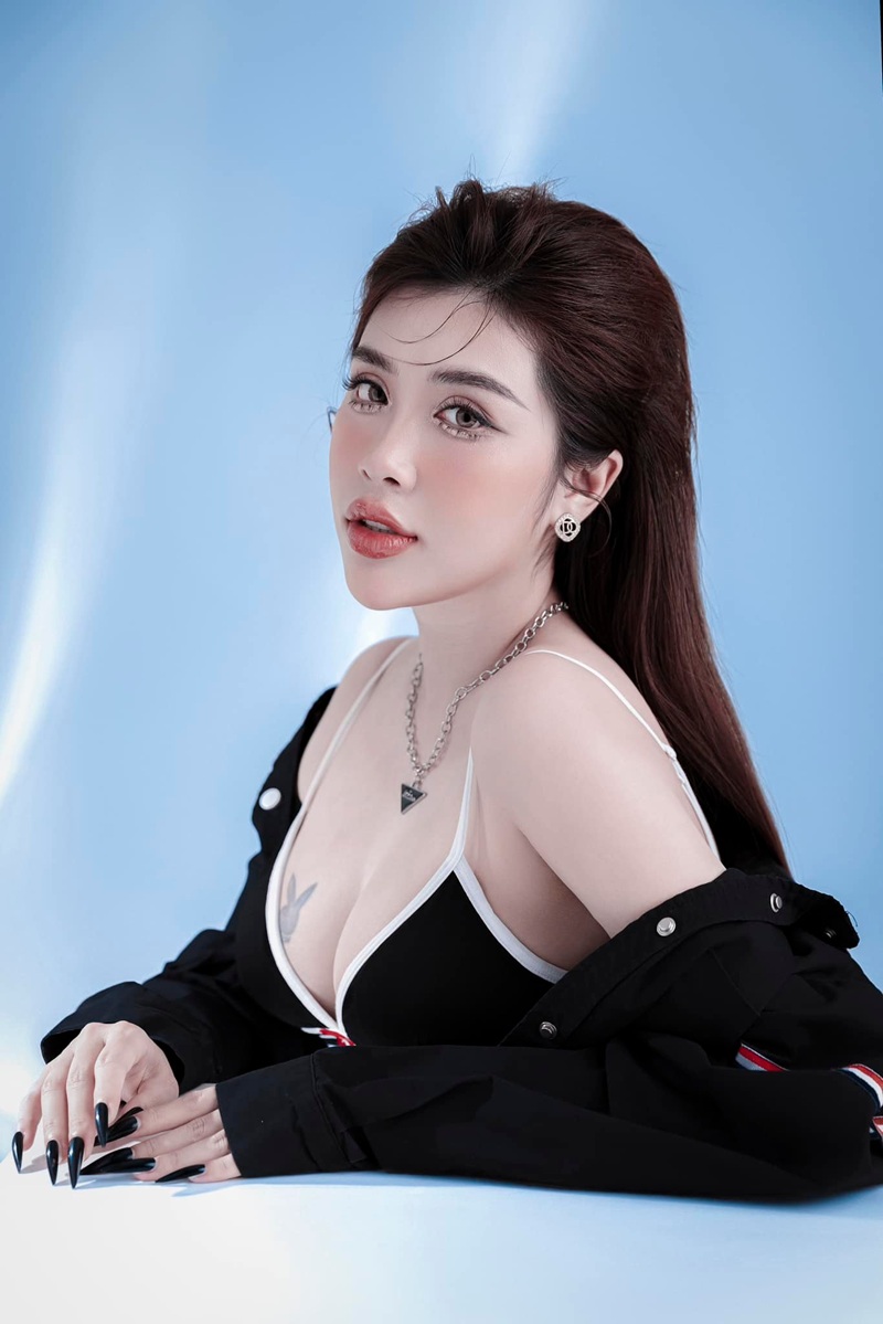 Vú to Pinky Bảo Trân bị mút mạnh đỏ hoe