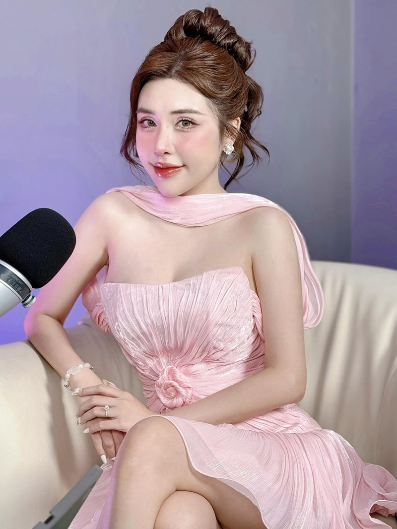 Liếm sạch tinh dính khắp người Pinky Bảo Trân