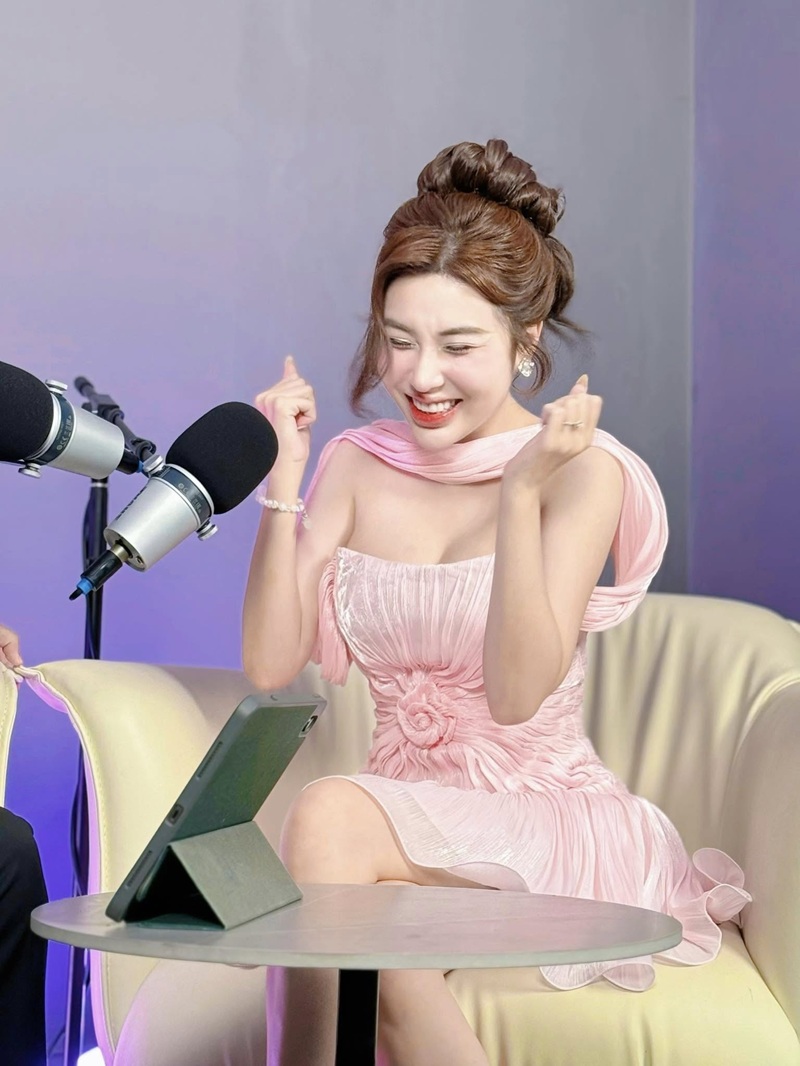Chờ cặc to đến nứt lồn Pinky Bảo Trân