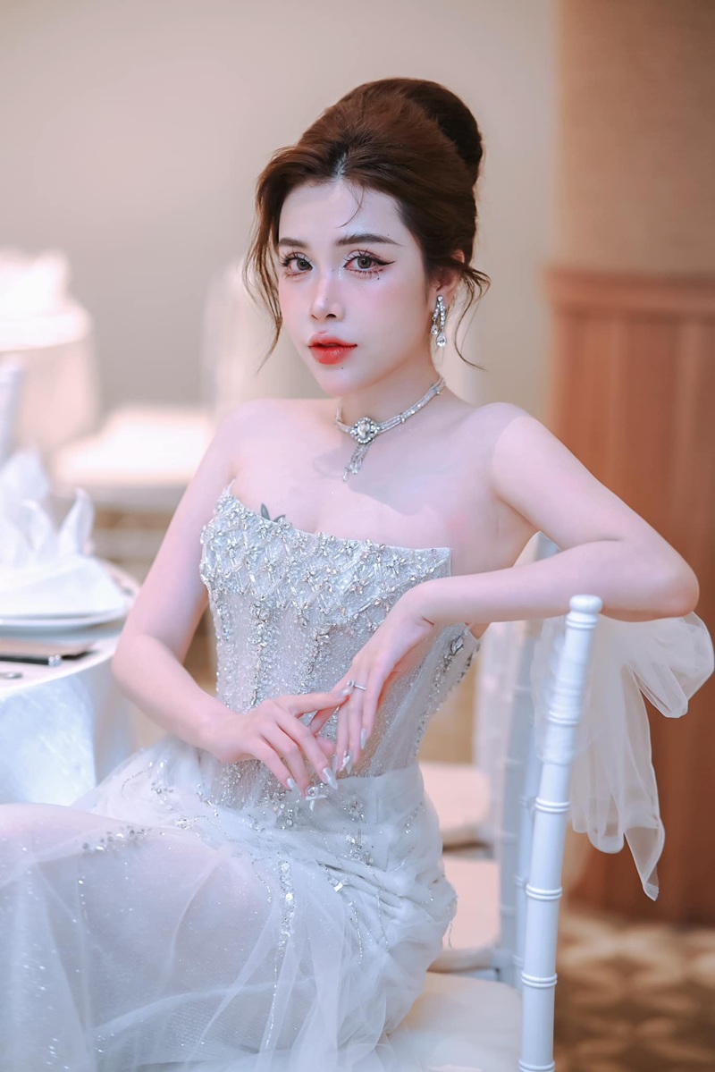 Phun tinh nóng hổi đầy thân Pinky Bảo Trân